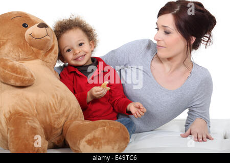 Madre con bambino e orsacchiotto Foto Stock