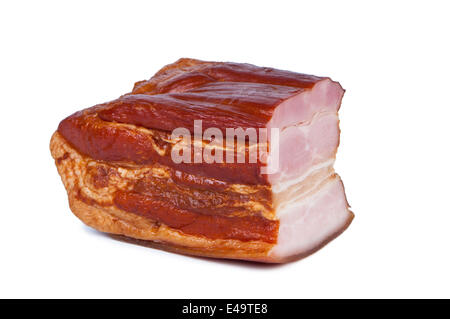 Carne affumicata su sfondo bianco Foto Stock