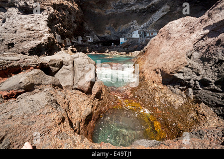 Fishermens case di nascosto il pirata Bay nei pressi di Tijarafe, La Palma Isole Canarie Spagna, Europa Foto Stock