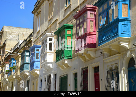 Case con gallarija tradizionali balconi, Sliema (Tas-Sliema), nord del quartiere portuale, Malta Xlokk Regione, Malta Foto Stock