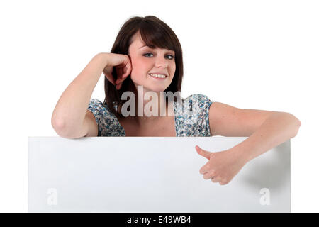 Ragazza adolescente dando il pollice in alto Foto Stock