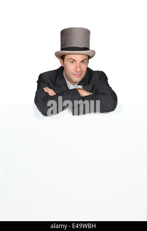 Uomo in un top hat con una scheda vuota Foto Stock