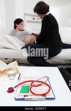 Donna incinta in esame Foto Stock