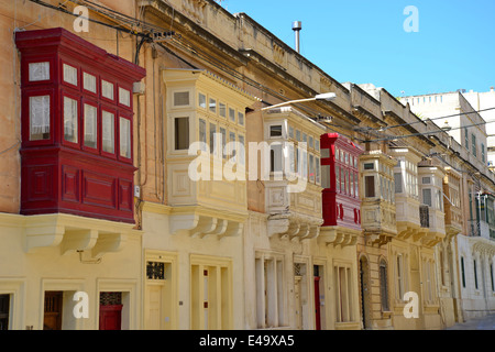 Case con gallarija tradizionali balconi, Sliema (Tas-Sliema), nord del quartiere portuale, Malta Xlokk Regione, Malta Foto Stock