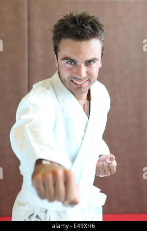 Uomo che fa karate Foto Stock