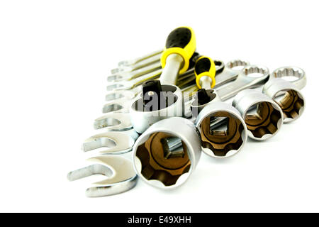 Set di utensili metallici su sfondo bianco Foto Stock