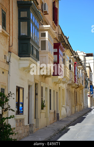 Case con gallarija tradizionali balconi, Sliema (Tas-Sliema), nord del quartiere portuale, Malta Xlokk Regione, Malta Foto Stock