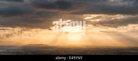 Il tramonto del Severn Vale presi da Cleve Hill a Cheltenham, il Costwolds, Gloucestershire, England, Regno Unito, Europa Foto Stock