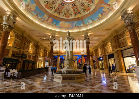 Statua e per lo shopping al Forum Shops, il Caesars Palace di Las Vegas, Nevada, Stati Uniti d'America, America del Nord Foto Stock