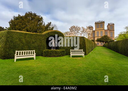 Yew siepe, sedi e la scultura in primavera presso Hardwick Hall, vicino a Chesterfield, Derbyshire, England, Regno Unito, Europa Foto Stock