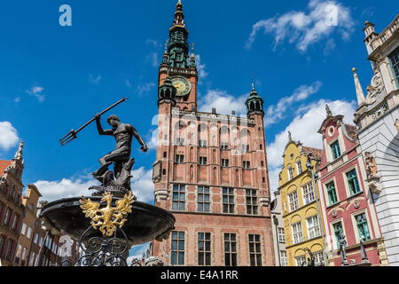 Re Nettuno statua nel Mercato Lungo, Dlugi Targ, con municipio orologio, Gdansk, Polonia, Europa Foto Stock