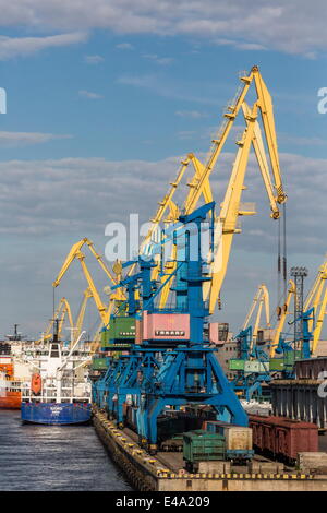 I cantieri navali di occupato nel porto marittimo di San Pietroburgo, sul fiume Neva, Russia, Europa Foto Stock