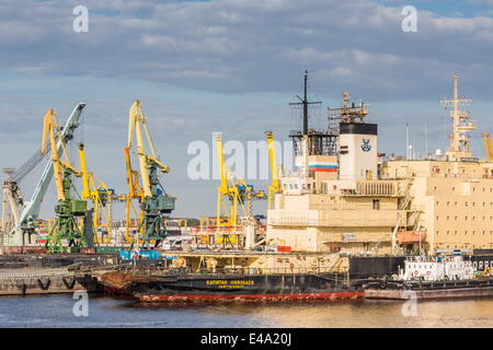 I cantieri navali di occupato nel porto marittimo di San Pietroburgo, sul fiume Neva, Russia, Europa Foto Stock