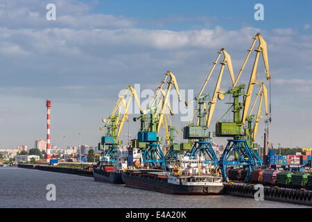 I cantieri navali di occupato nel porto marittimo di San Pietroburgo, sul fiume Neva, Russia, Europa Foto Stock