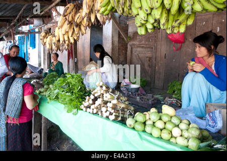 Le donne vendono coltivati localmente produrre in remoto mercato rurale sul pendio di una collina in Arunachal Pradesh, India, Asia Foto Stock