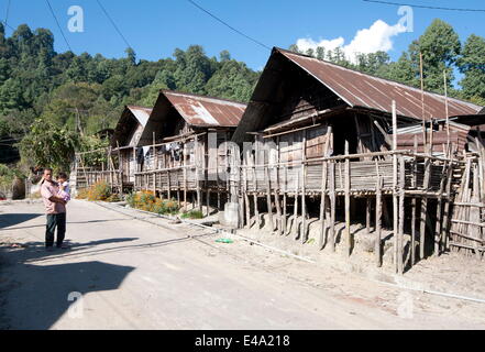 Apatani padre e figlia nel villaggio Apatani di tradizionale stilted bambù costruito case, Hari, Ziro, Arunachal Pradesh, India Foto Stock