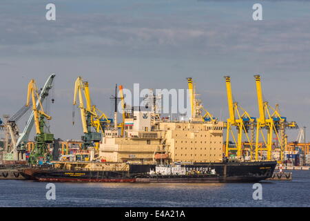 I cantieri navali di occupato nel porto marittimo di San Pietroburgo, sul fiume Neva, Russia, Europa Foto Stock