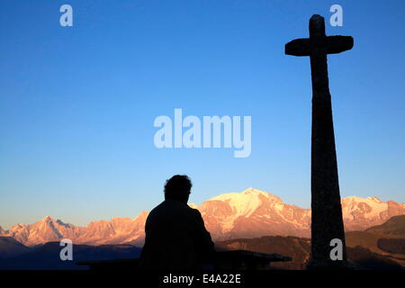 Uomo che prega davanti a Mont Blanc, Megeve, Alta Savoia, Francia, Europa Foto Stock