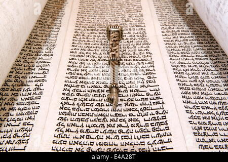 Rotolo di Torah e Yad, Torah puntatore, Parigi, Francia, Europa Foto Stock