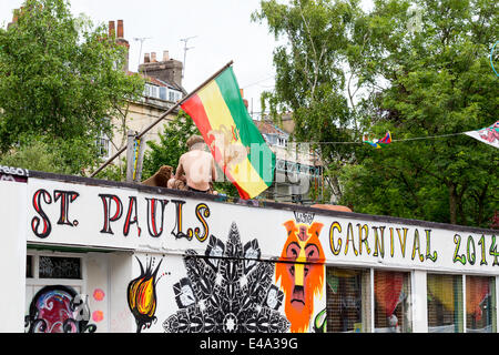 Bristol, Regno Unito. Il 5 luglio 2014. Ingresso di San Paolo il carnevale da Stoke Croft Credito: Paul Smith/Alamy Live News Foto Stock