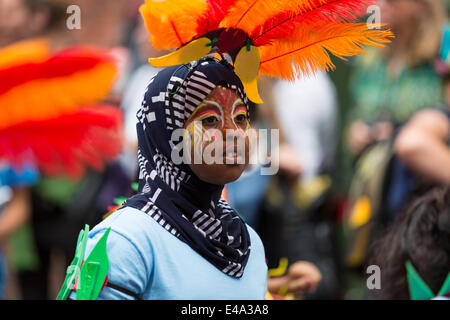 Bristol, Regno Unito. Il 5 luglio 2014. Molti bambini di diverse provenienze etniche frequentare ed eseguire in Bristol è San Paolo del Carnevale Caraibico Credito: Paul Smith/Alamy Live News Foto Stock