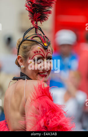 Bristol, Regno Unito. Il 5 luglio 2014. Una donna dalla Showgirl Academy effettua a Bristol è san Paolo carnevale del credito: Paul Smith/Alamy Live News Foto Stock