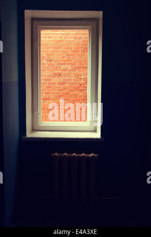 Finestra nel corridoio che si affaccia su i mattoni Foto Stock