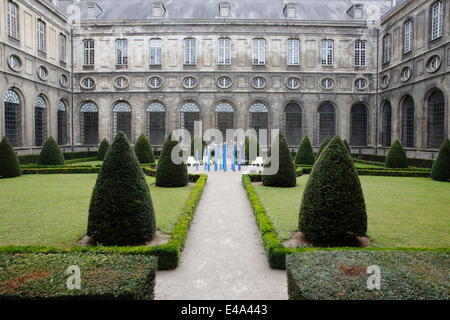 Cortile del Chiostro, Saint-Vaast Abbey, ora sede di Arras Museo di Belle Arti, Arras, Pas-de-Calais, in Francia, in Europa Foto Stock