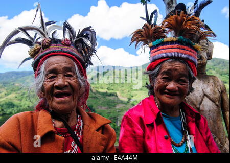 Vestito tradizionale Ifugao le donne sedute in Banaue, UNESCO, Luzon del nord, Filippine, Sud-est asiatico Foto Stock