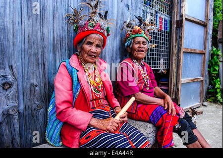 Vestito tradizionale Ifugao le donne sedute in Banaue, UNESCO, Luzon del nord, Filippine, Sud-est asiatico Foto Stock