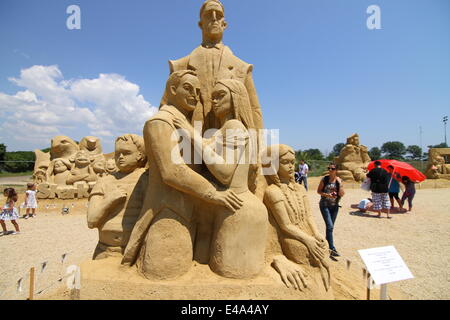 Burgas, BGR. 7 Luglio, 2014. I visitatori a piedi passato le sculture di sabbia durante la international le sculture di sabbia festival nella città bulgara di Burgas est della capitale Sofia, Luglio 5, 2014. La città mantiene la festa per il settimo tempo. Più di cinquanta artisti provenienti da Stati Uniti, Canada, Russia, Regno Unito, Giappone, Belgio, Norvegia e altri paesi prendono parte al festival. Foto di: Petar Petrov /Impatto premere gruppo/ Credito: Petar Petrov/NurPhoto/ZUMA filo/Alamy Live News Foto Stock