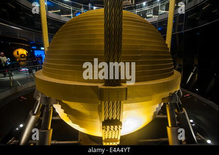 Giant smorzatore a massa accordata in Taipei 101 Tower, Taipei, Taiwan, Asia Foto Stock