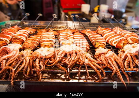 Calamari cotti, Shilin Night Market, Taipei, Taiwan, Asia Foto Stock