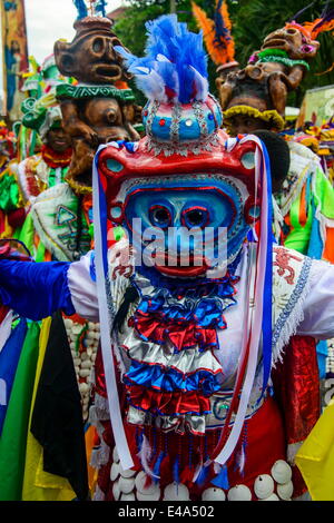 Colorato vestito uomo mascherato nel Carnevale (Carnevale) in Santo Domingo, Repubblica Dominicana, West Indies, dei Caraibi Foto Stock