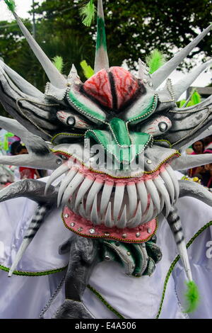 Colorato vestito uomo mascherato nel Carnevale (Carnevale) in Santo Domingo, Repubblica Dominicana, West Indies, dei Caraibi Foto Stock