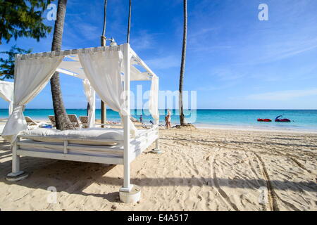 Letto a baldacchino sulla spiaggia di Bavaro e Punta Cana, Repubblica Dominicana, West Indies, dei Caraibi e America centrale Foto Stock