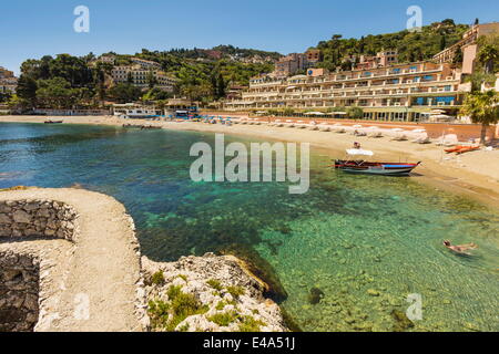 Mazzaro Bay e il Mazzaro Sea Palace hotel in questo popolare nel nord est città turistica, Taormina in provincia di Catania, Sicilia, Italia Foto Stock