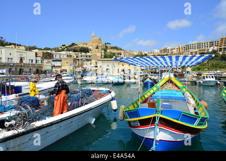 Luzzu barca nel porto di Mġarr, Mġarr, Gozo (Għawdex), Gozo e Comino distretto, Gozo Regione, Repubblica di Malta Foto Stock