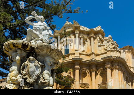 Hercules fontana e la chiesa di San Domenico a Noto, famosa per la sua architettura barocca, UNESCO, Noto, Sicilia, Italia Foto Stock