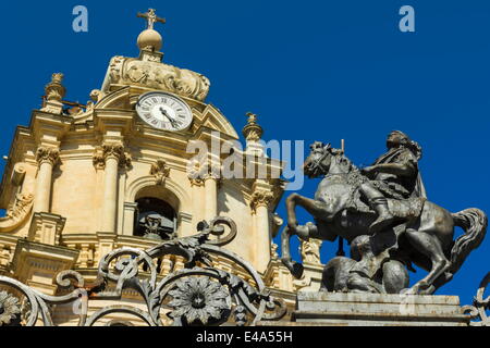 San Giorgio statua di San Giorgio Cattedrale (Duomo di Ibla) nella storica cittadina barocca, UNESCO, Ibla, Ragusa, Sicilia, Italia Foto Stock