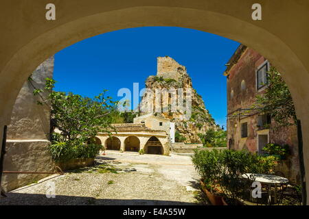 Vecchia Torre ed edifici alla Tonnara di Scopello, un vecchio la pesca del tonno e ora un popolare luogo di bellezza, Scopello, Trapani, Sicilia Foto Stock