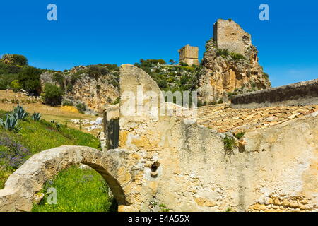 Vecchie torri e palazzi alla Tonnara di Scopello, un vecchio la pesca del tonno, Scopello, Trapani, Sicilia Foto Stock