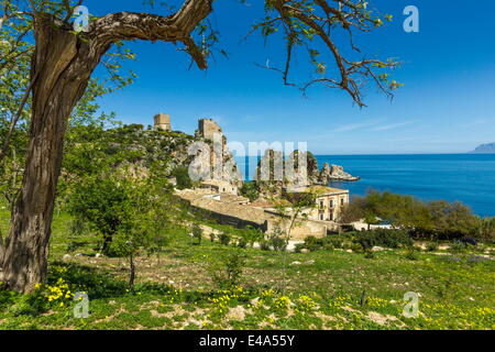 Vecchie torri e palazzi alla Tonnara di Scopello, un vecchio la pesca del tonno, Scopello, Trapani, Sicilia Foto Stock