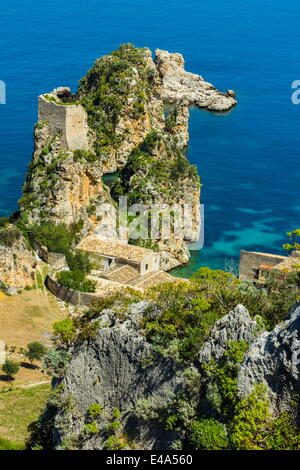 Vecchia Torre ed edifici alla Tonnara di Scopello, un vecchio la pesca del tonno e ora un popolare luogo di bellezza, Scopello, Trapani, Sicilia Foto Stock