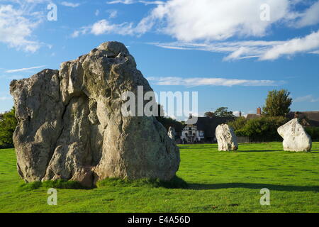 Pietra megalitico circle, Avebury, Sito Patrimonio Mondiale dell'UNESCO, Wiltshire, Inghilterra. Regno Unito, Europa Foto Stock