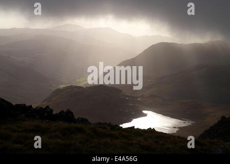 Llyn Bochlwyd e la valle Ogwen da Glyder Fach, Parco Nazionale di Snowdonia, Gwynedd, Wales, Regno Unito, Europa Foto Stock