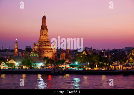 Wat Arun (il tempio dell'alba) e il fiume Chao Phraya di notte, Bangkok, Thailandia, Sud-est asiatico, in Asia Foto Stock