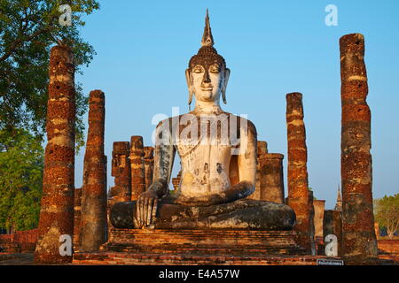 Wat Mahatat, Sukhothai Historical Park, sito Patrimonio Mondiale dell'UNESCO, Sukhothai, Thailandia, Sud-est asiatico, in Asia Foto Stock