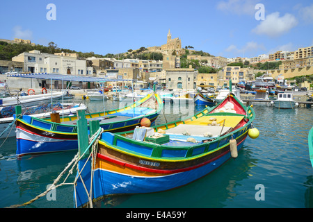 Luzzu barca nel porto di Mġarr, Mġarr, Gozo (Għawdex), Gozo e Comino distretto, Gozo Regione, Repubblica di Malta Foto Stock