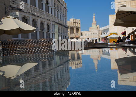 Il restaurato Souq Waqif e moschea a spirale del Kassem Darwish Fakhroo Centro Islamico, Qatar, Medio Oriente Foto Stock